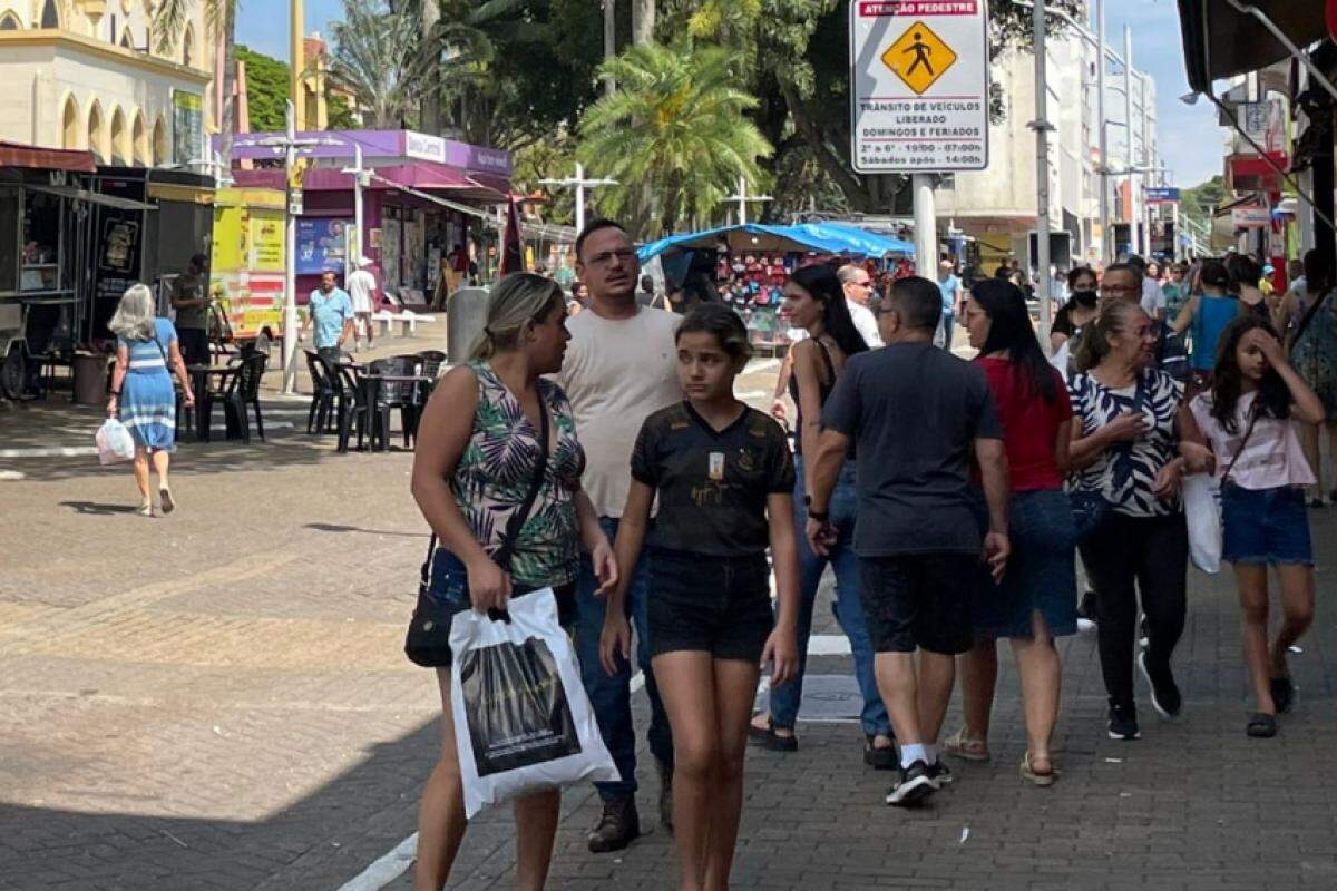 Comércio da cidade tem horário especial para atender aos consumidores