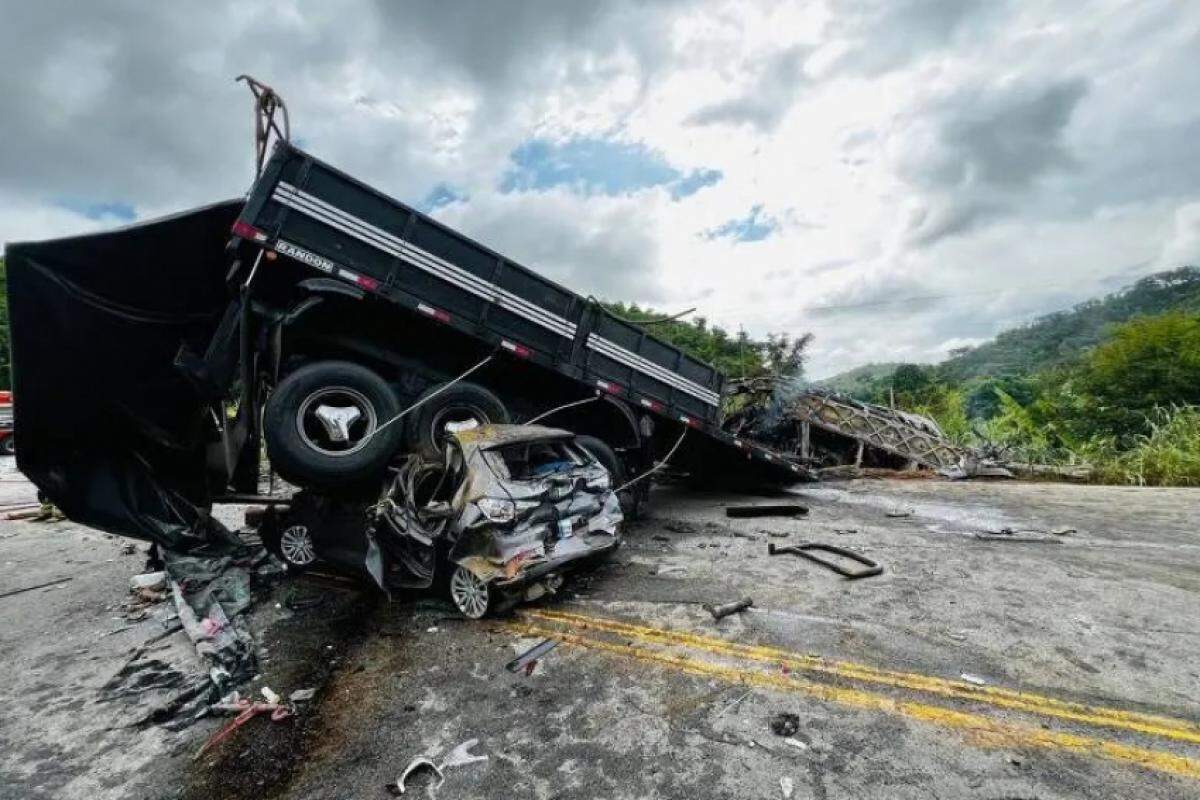 Carreta e o carro envolvidos no acidente