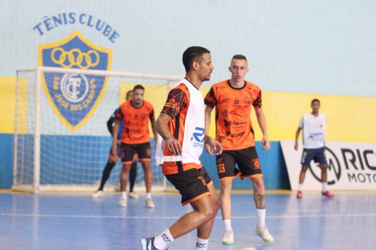 Jogadores do São José Futsal durante treino no Tênis Clube