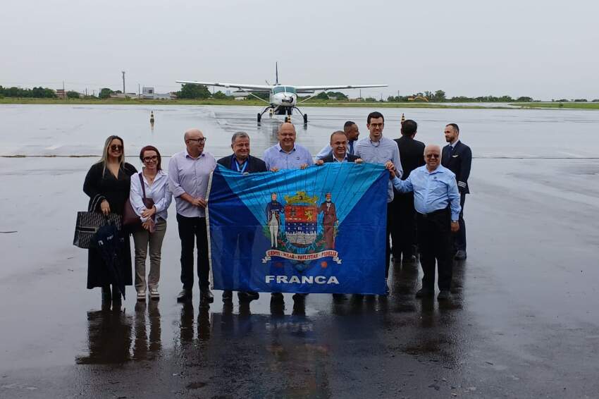 Diretores da Azul e da RedeVoa com os prefeitos de Franca, Alexandre Ferreira, e de Campinas, Dário Saadi