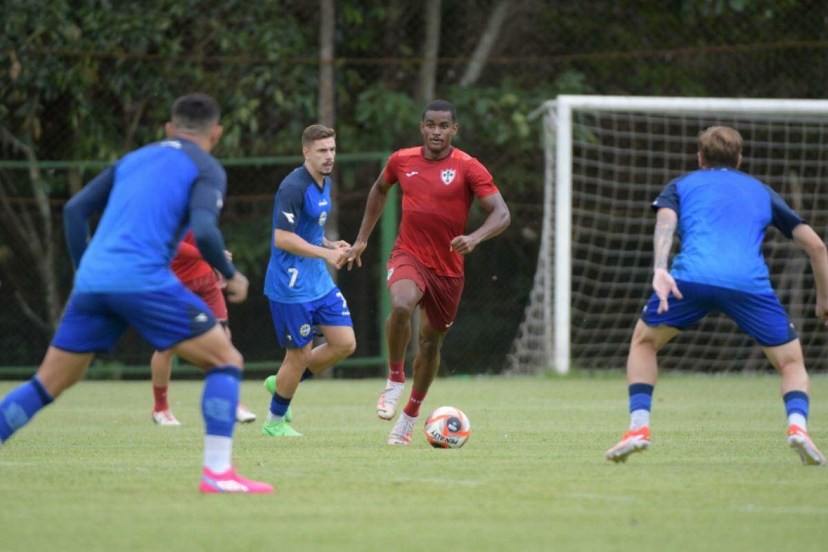 Lance do jogo-treino entre Portuguesa e São José