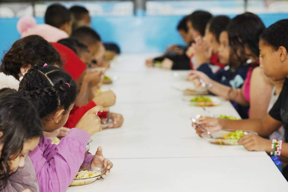 Na rede estadual de São Paulo, a alimentação escolar é fornecida em mais de 3 mil escolas em 152 municípios do estado