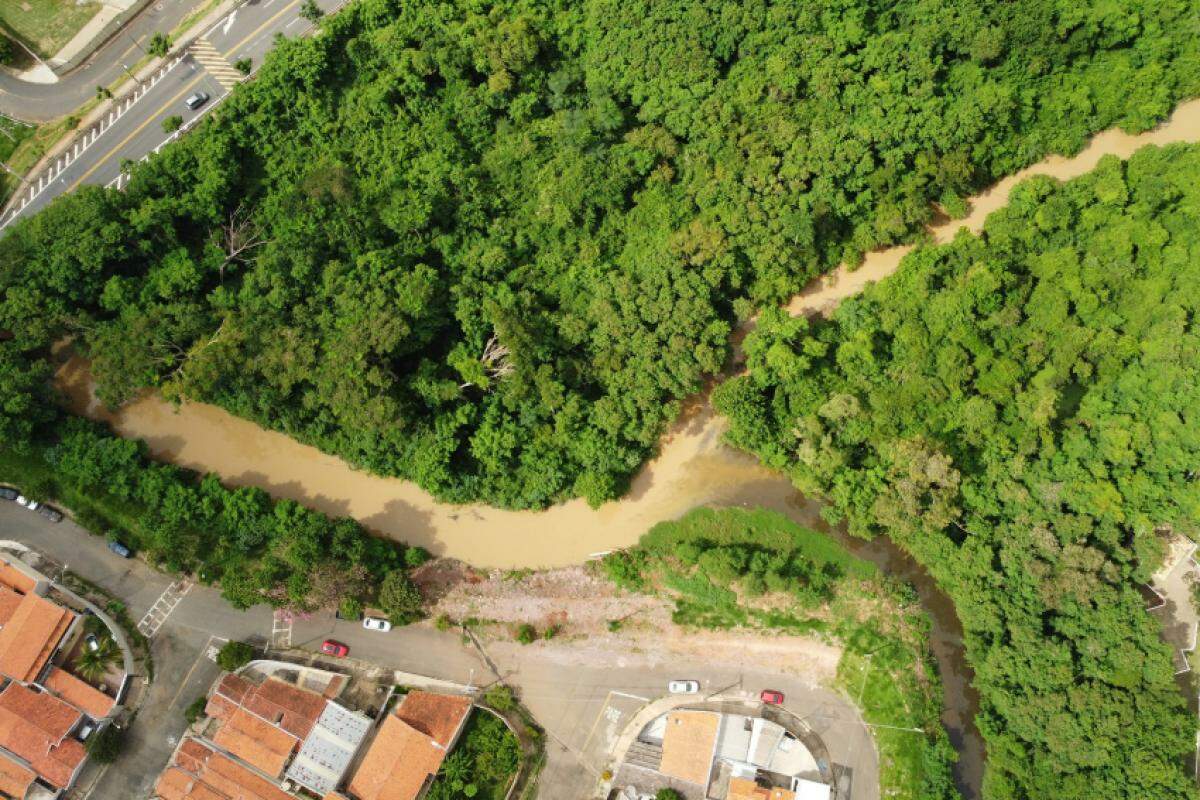 Foto de drone mostra o ribeirão Piracicamirim na região do bairro Água Branca