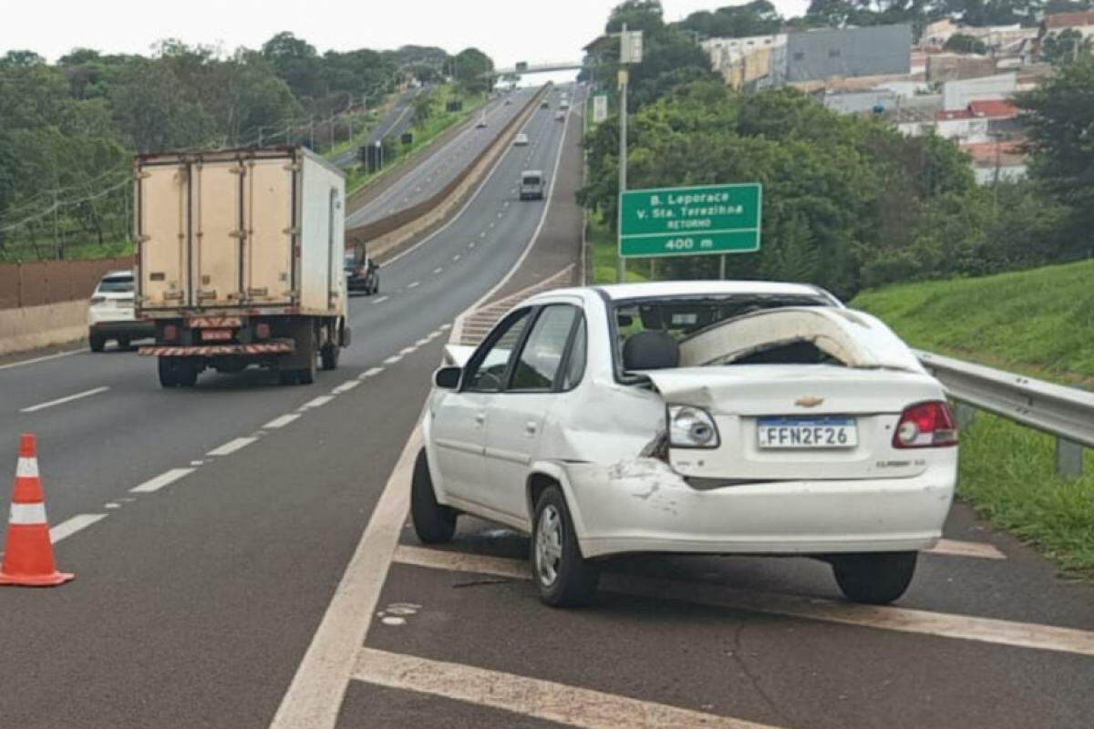 Carro com vidro traseiro arrancado e lateral amassada após acidente