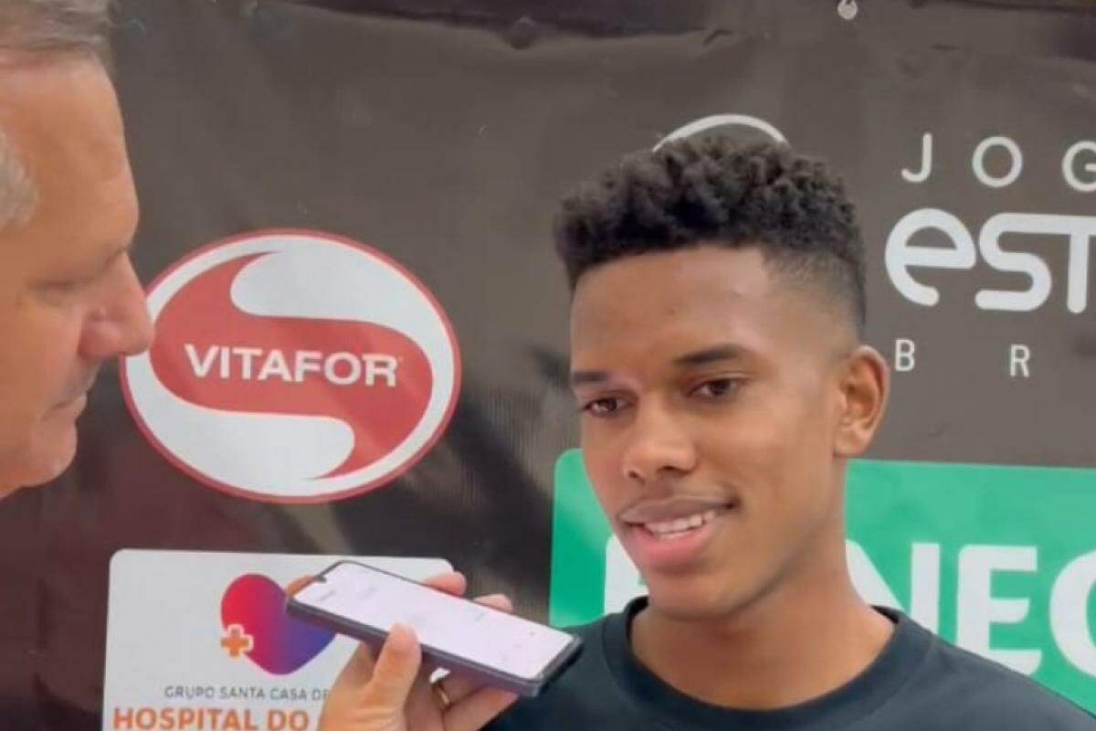 Jovem craque do Palmeiras Estevão durante entrevista em Franca