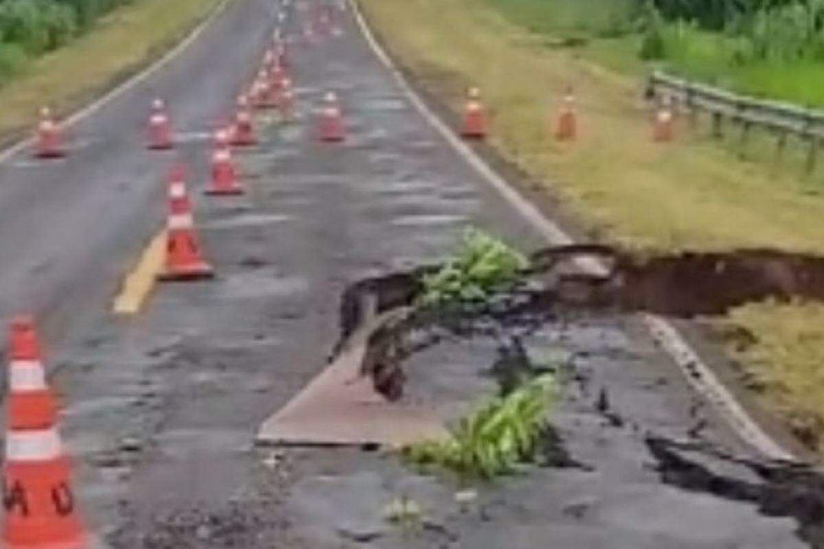 Cratera se formou no quilômetro 43 da pista após fortes chuvas que atingiram a região