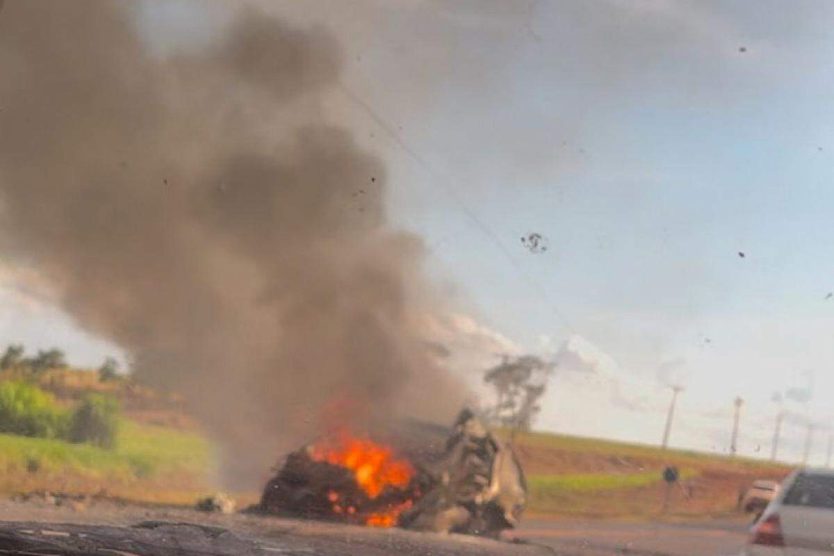 Impacto da batida e as chamas deixaram o veículo irreconhecível 