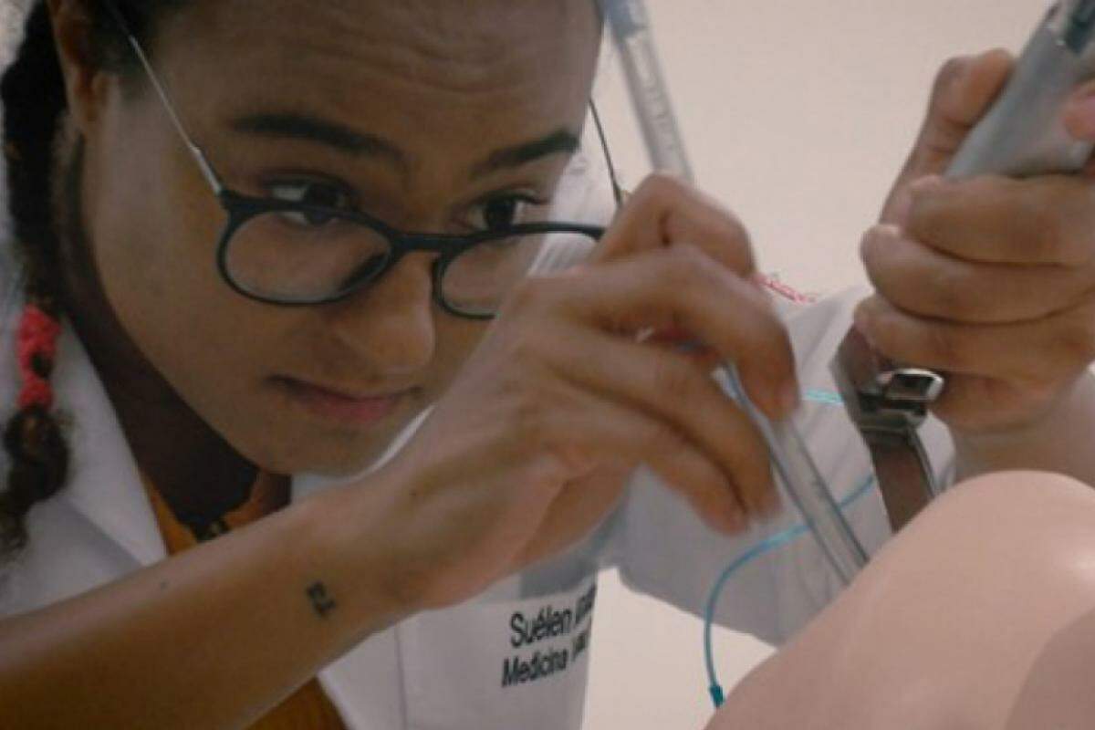 Ganhadora como ‘Melhor Documentário’, a obra ‘USP 90 anos’ ressalta a democratização do Ensino Superior; na foto, a aluna de Medicina Suélen Nascimento