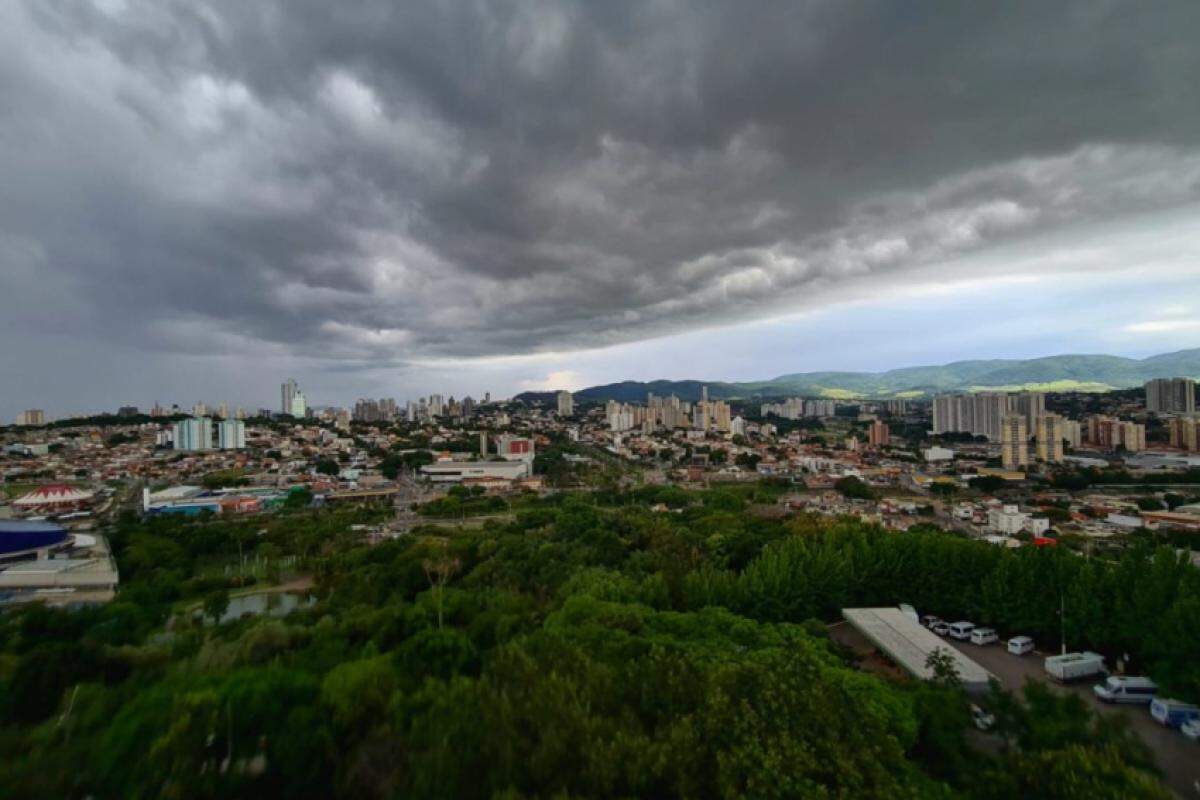 Equipe da Defesa Civil de Jundiaí monitora áreas afetadas pelas chuvas que causaram alagamentos e quedas de árvores