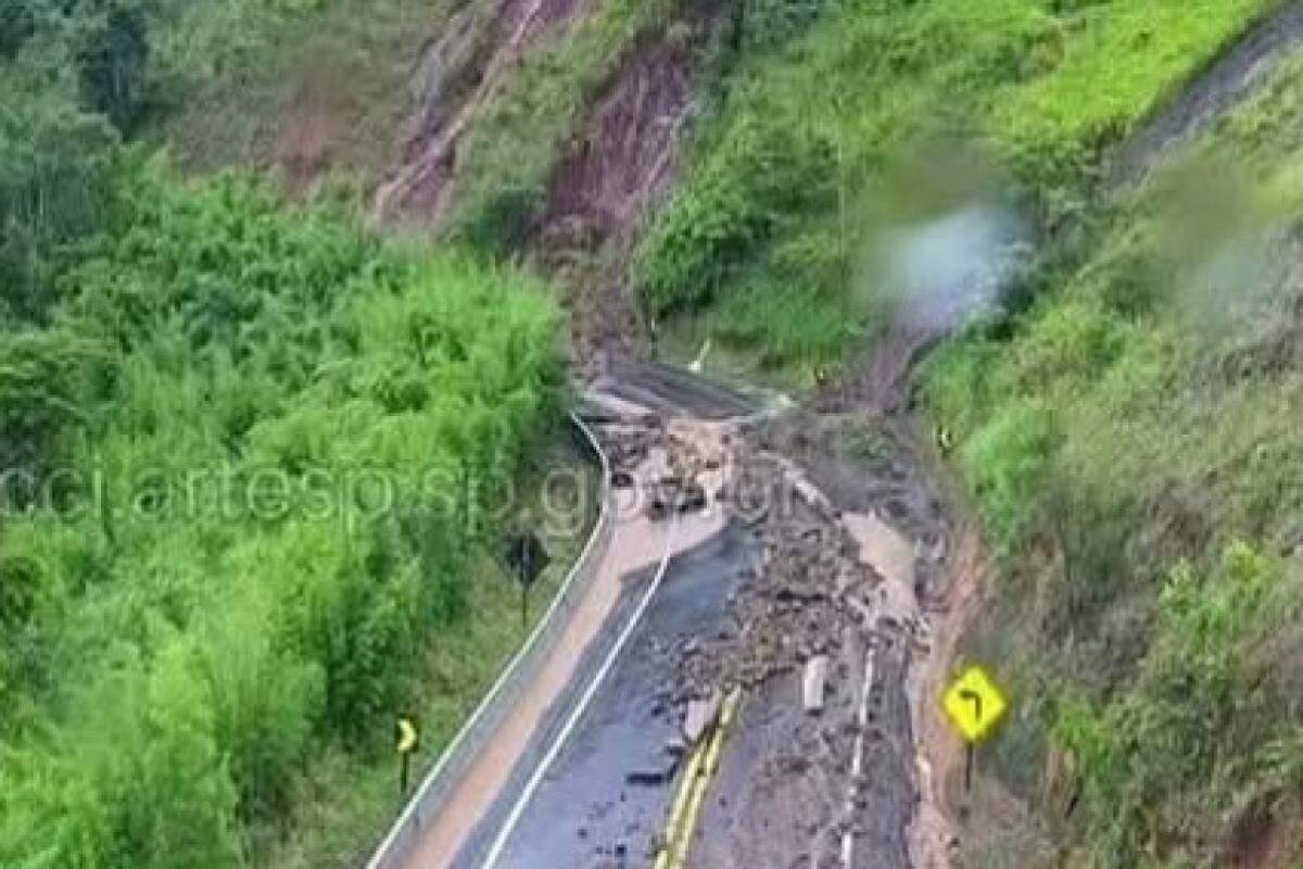 Deslizamento de pedras interditou trecho em Santa Maria da Serra e Torrinha, do Km 233 ao Km 238