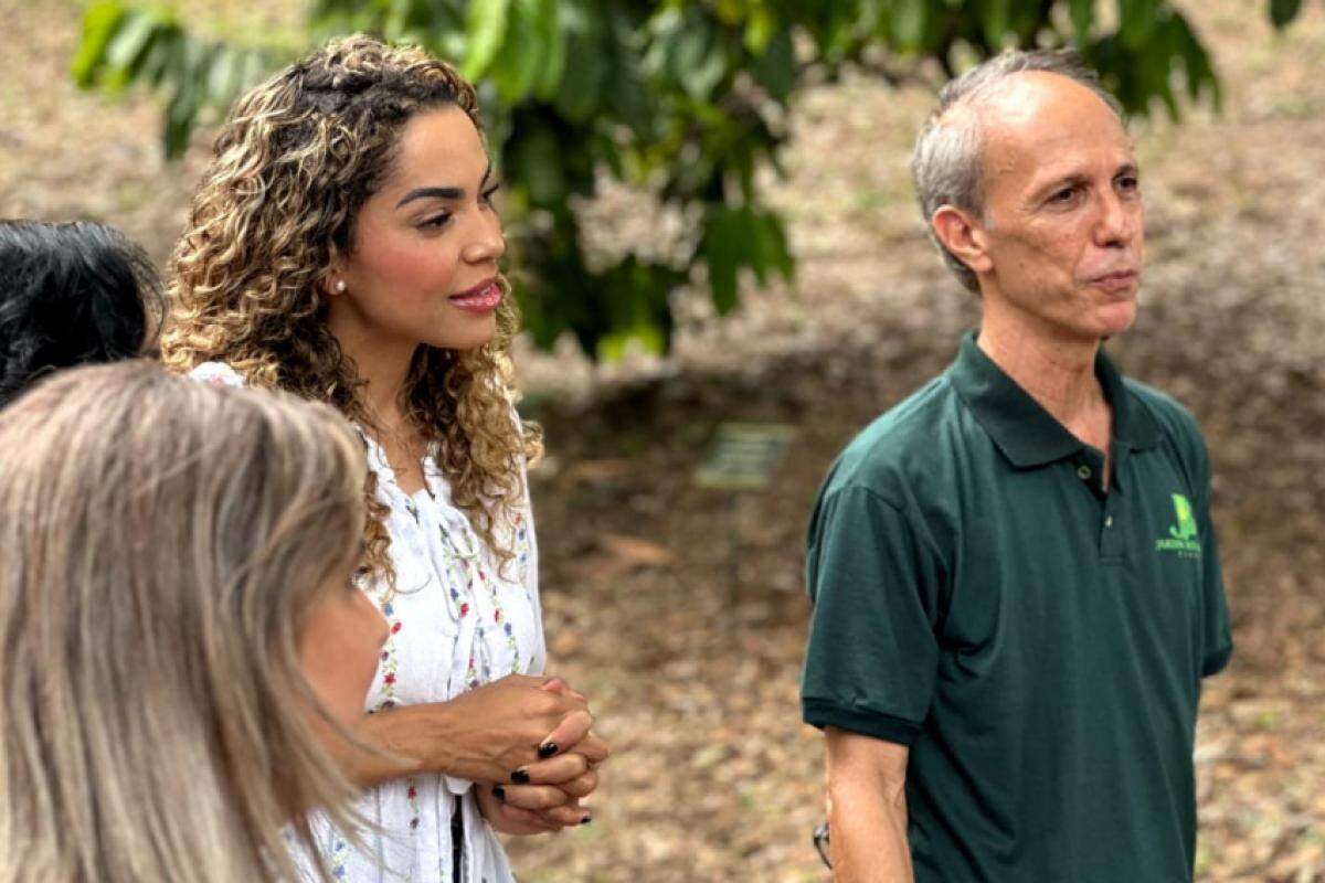 Prefeita e secretária da Semel ao lado do diretor do Botânico, Luiz Carlos