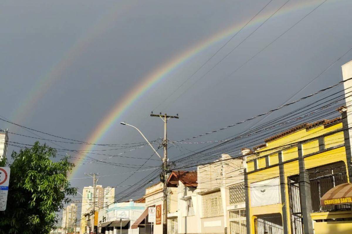 O arco-íris é um fenômeno que ocorre quando a luz branca, como a luz do Sol, é dispersada ao mudar-se o meio