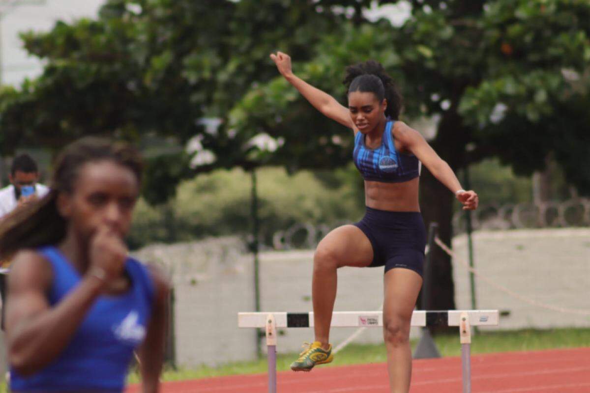 A atleta Thauanne Kauiza Soares completou a prova dos 400 metros com barreiras em 1 minuto e 18 segundos