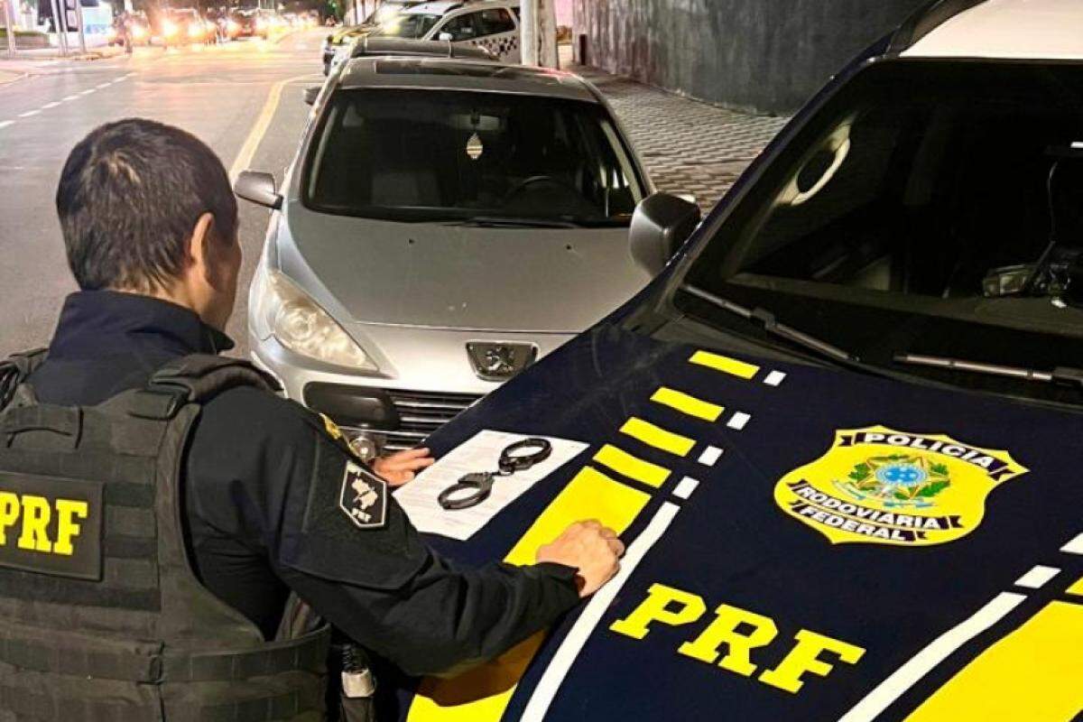 Homem procurado por tentativa de feminicídio é preso pela PRF