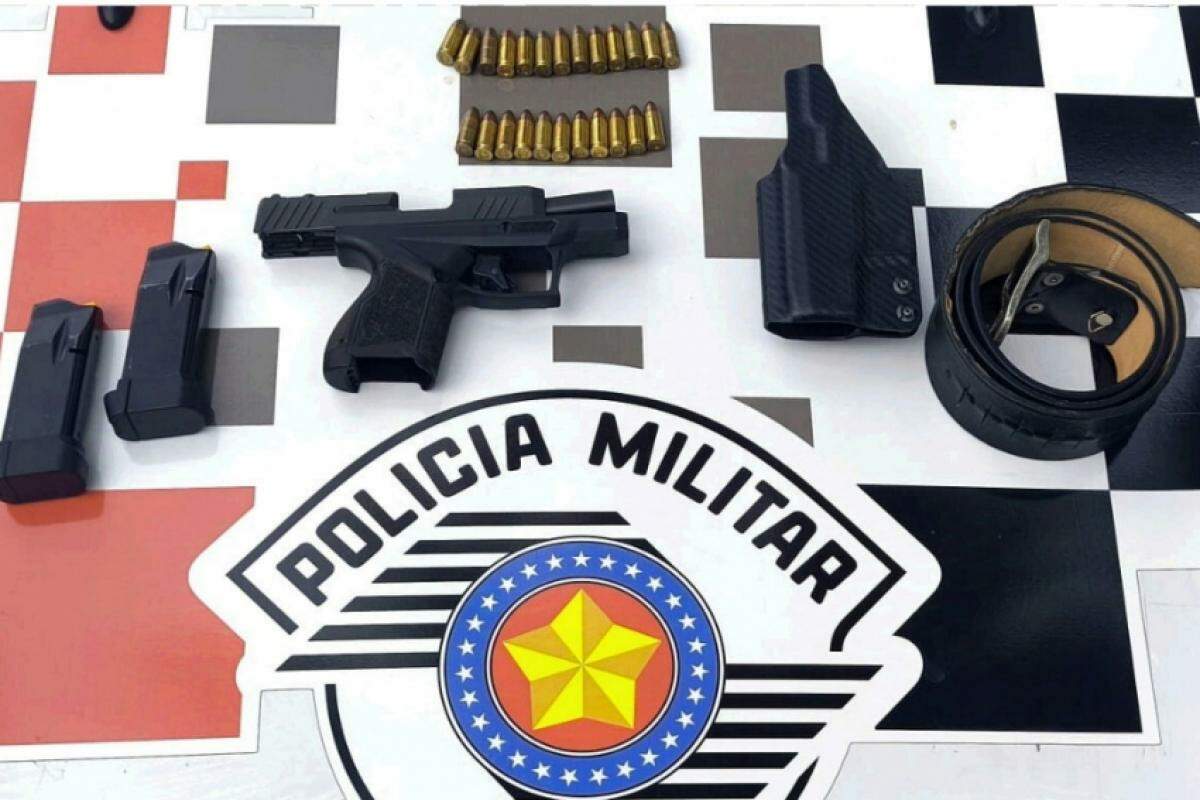 A arma foi apreendida pela PM com os acessórios, e apresentada no Plantão Policial. 