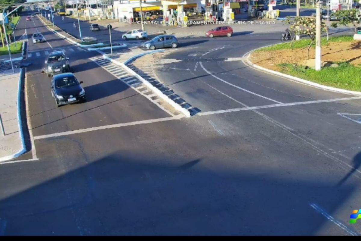 Momento em que o carro passa por cima da motocicleta; a vítima está caída próxima à sarjeta