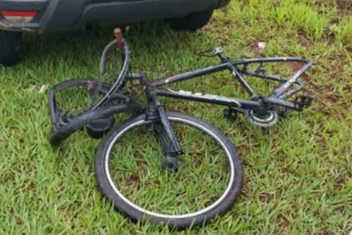 Roda traseira da bicicleta foi arrancada no impacto