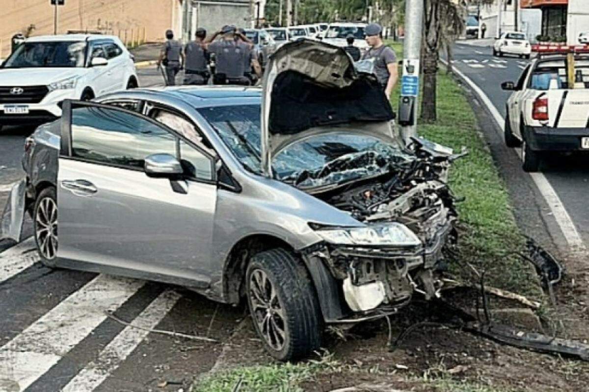 Os dois carros ficaram destruídos após a colisão.