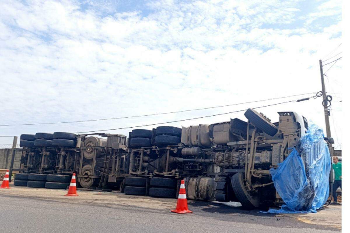 O acidente interditou uma das pistas de rolamento da Estrada do Ceasa.