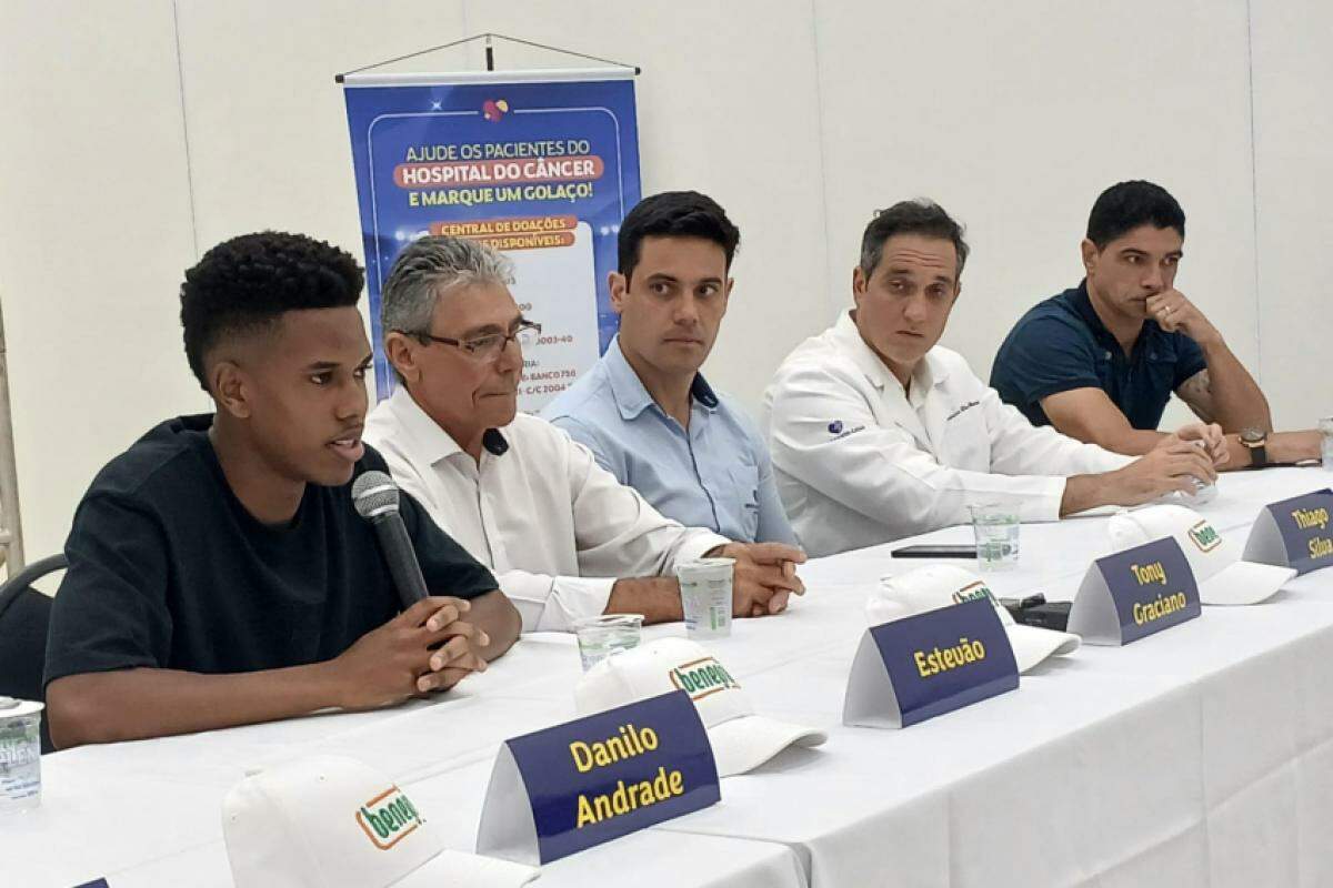 Estêvão, do Palmeiras, participa de coletiva e destaca a importância de ajudar o Hospital do Câncer de Franca.