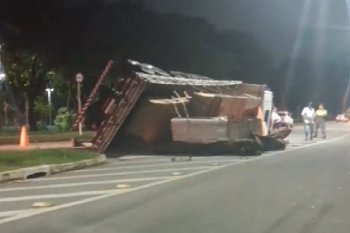 URGENTE: Caminhão tomba e bloqueia trânsito na zona sul de SJC