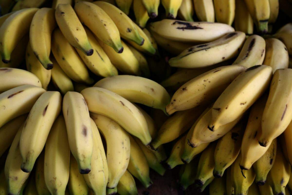 Dieta de pelo menos duas semanas é capaz de aliviar sintomas, diz especialista. Banana está na lista de alimentos na dieta, assim como melão, brócolis e aveia