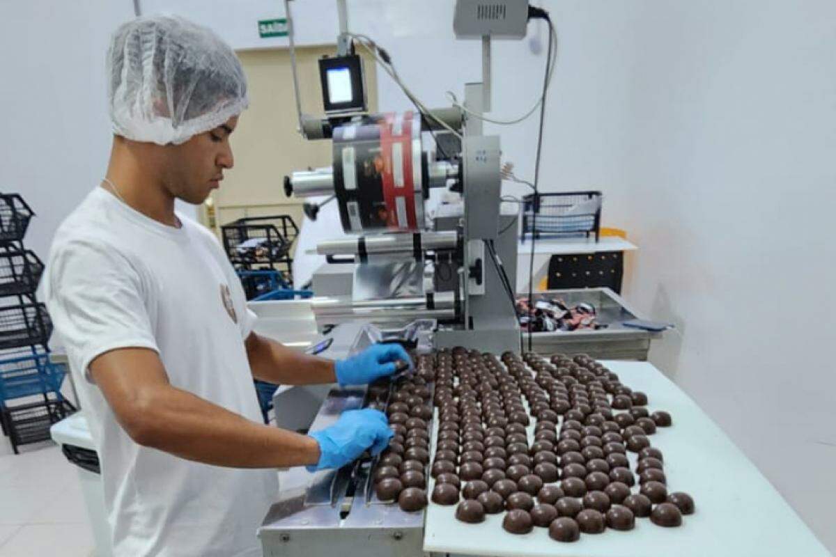 Trabalham na Amor em Cacau pessoas que foram acolhidas pela Missão Belém e conseguiram sair das ruas