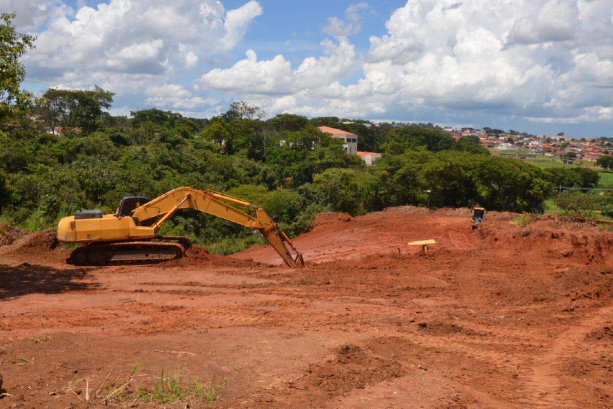 Máquinas já trabalham na área de voçoroca 