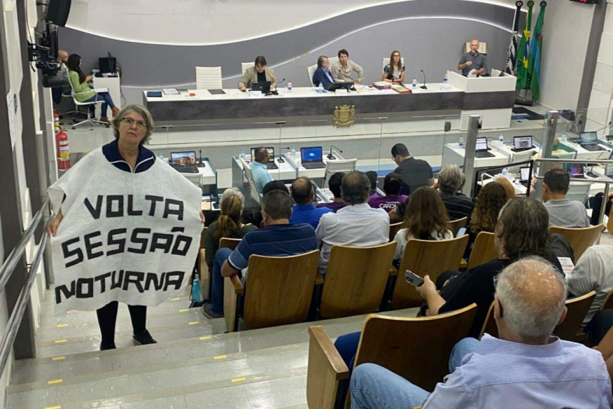 Manifestante pede retorno das sessões para o período noturno