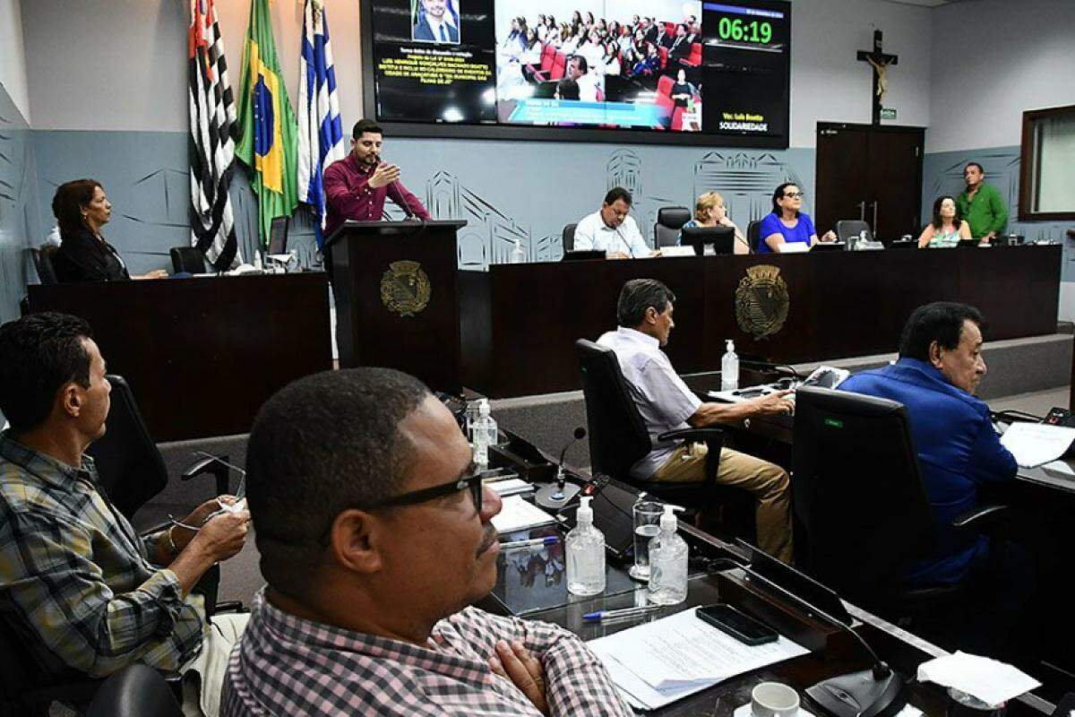 Sessão aprovou créditos para readequações orçamentárias e homenagens a personalidades de Araçatuba; medalha foi concedida ao diretor da Pacaembu Construtora