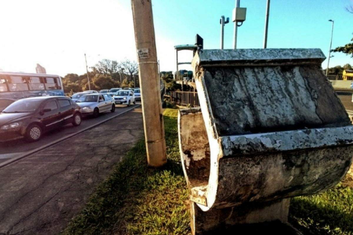 Além de ter a placa furtada, o dispositivo está se desfazendo por falta de manutenção.