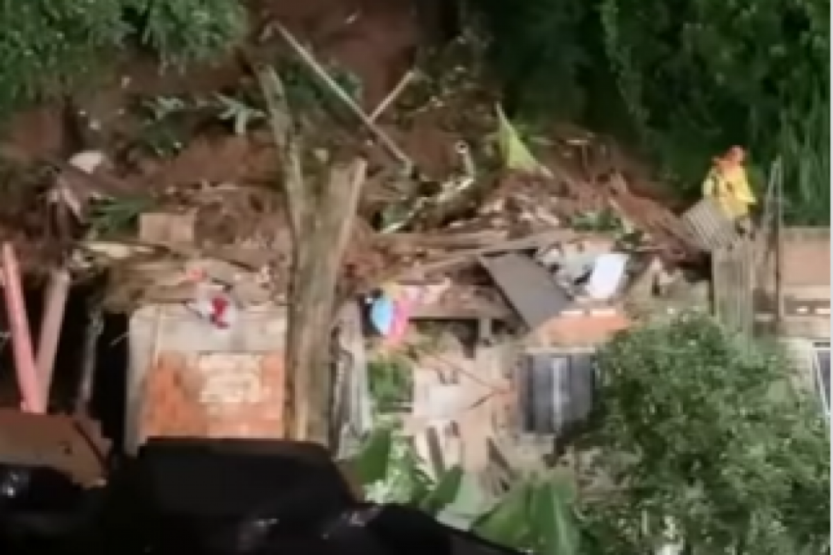 O deslizamento da encosta levou algumas residências na rua Ilhabela