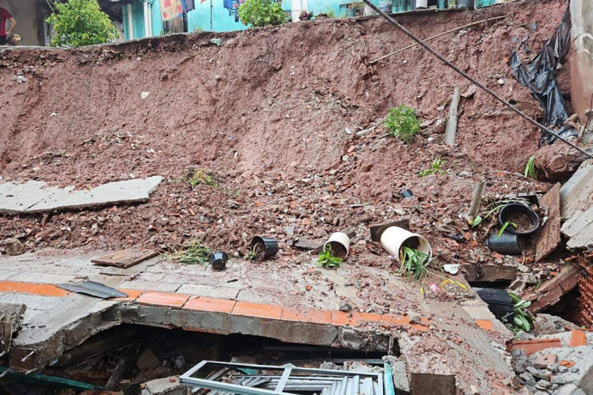 Em Várzea, o desabamento de um muro deixou ao menos 5 pessoas feridas