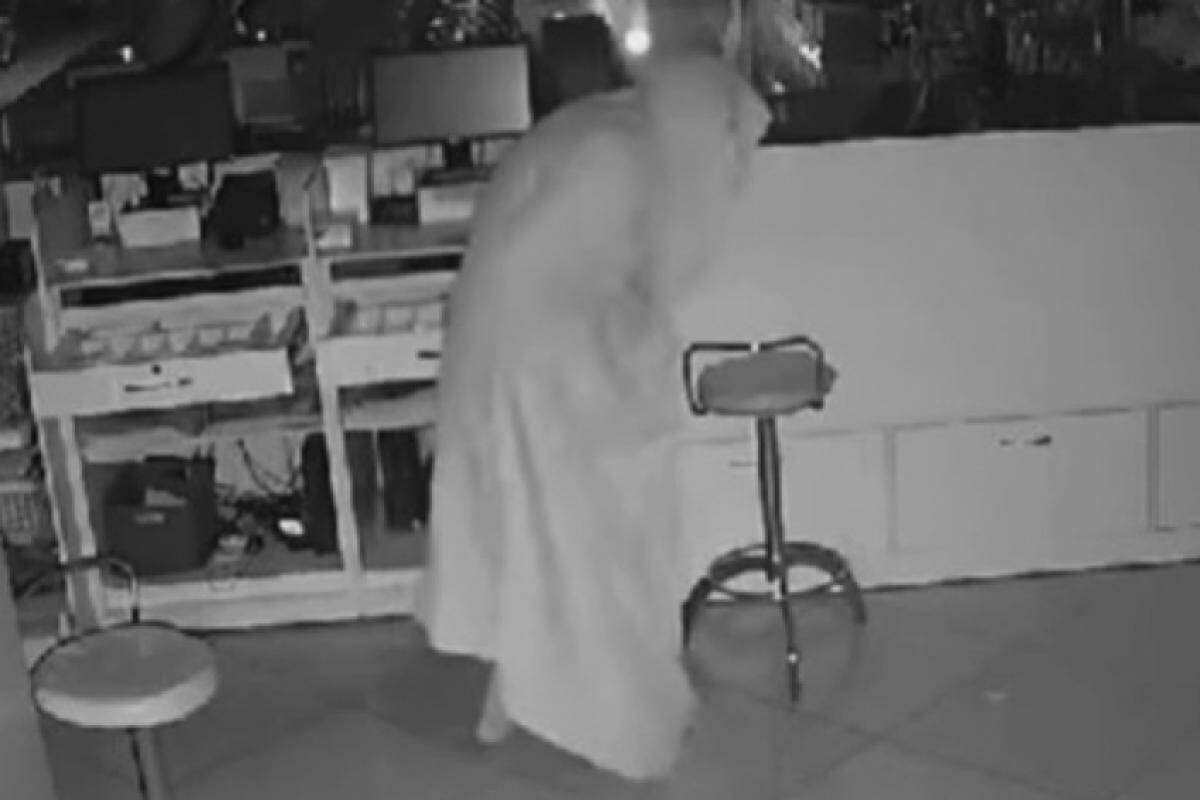 Homem vestido de 'fantasma' invade loja e furta caixa