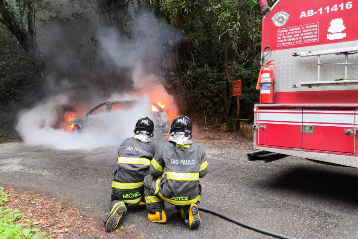 Carro pega fogo em Ubatuba e mobiliza Corpo de Bombeiros