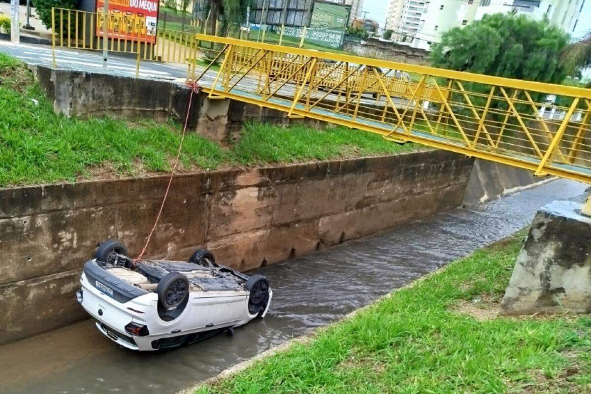 Polo Track dentro do córrego Cubatão, na Alonso y Alonso