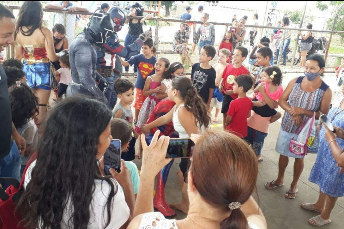 Voluntários do coletivo Arco-Íris distribuem doações durante ação anterior do “Natal Sem Fome”, levando alegria e esperança às famílias carentes 