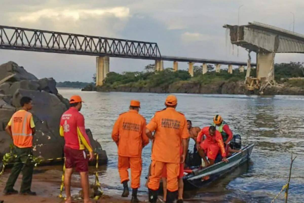 As buscas foram suspensas na noite de domingo após mergulhadores identificarem que dois caminhões que caíram carregavam ácido sulfúrico, o que contaminou a água