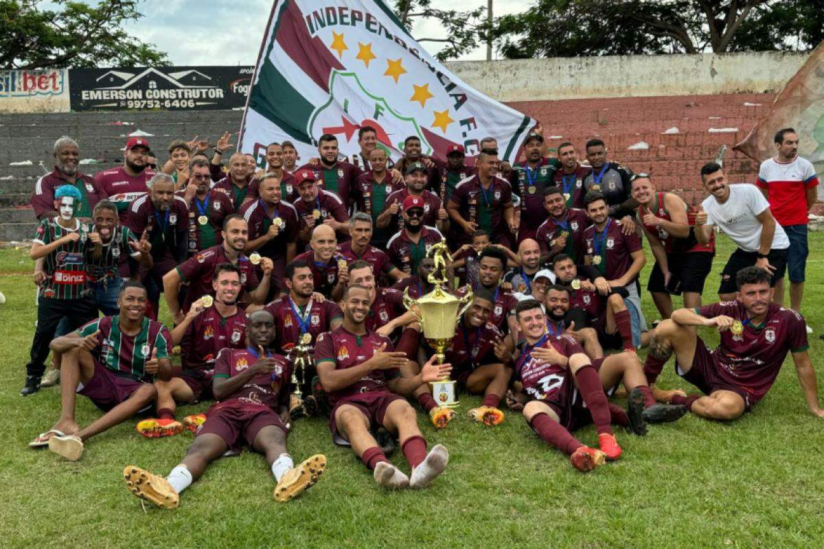 Diretoria e jogadores do Independência comemoraram o título no gramado do estádio Mirante Ferroviário