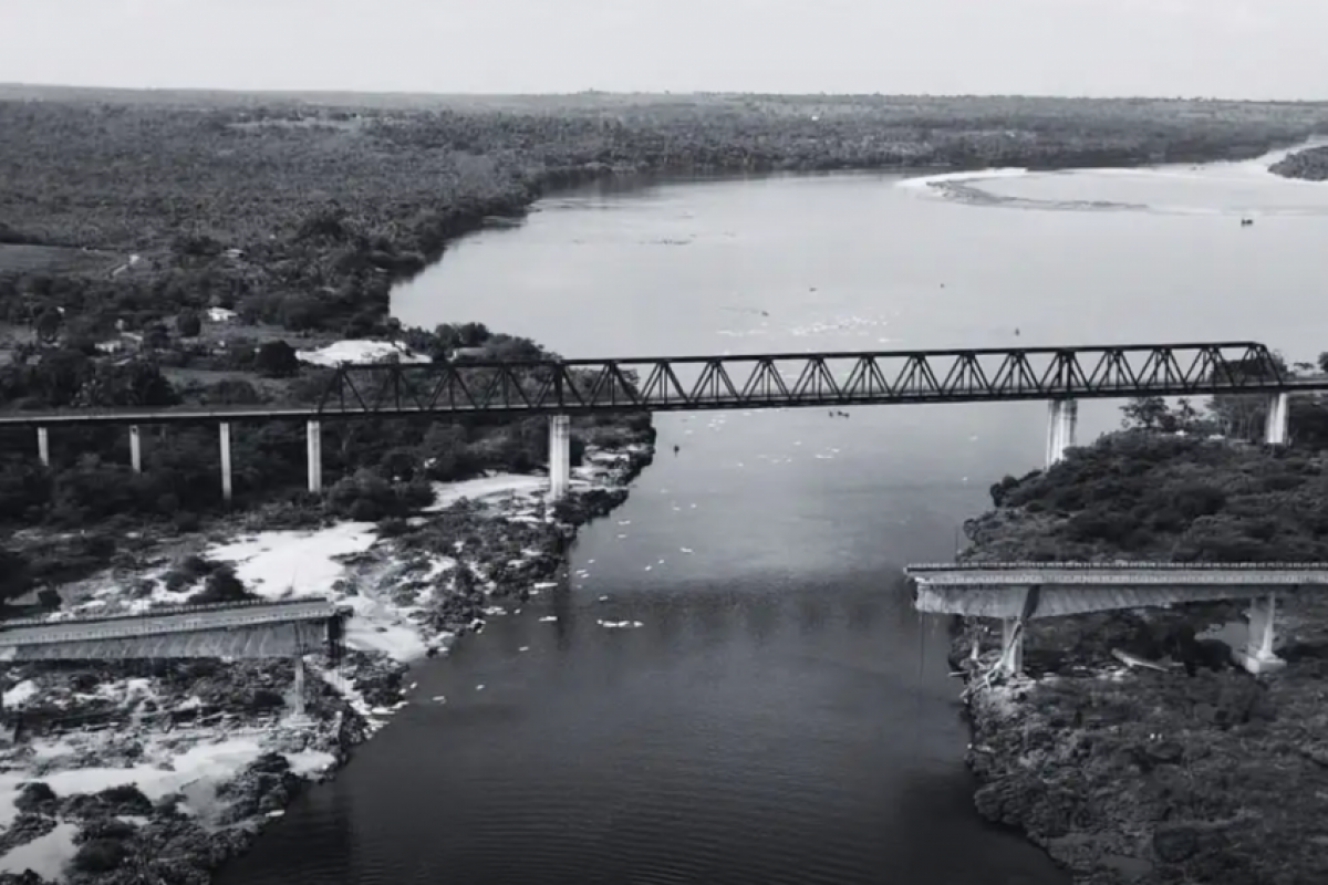 Parte da ponte desabou no domingo; são 4 mortes confirmadas até agora.