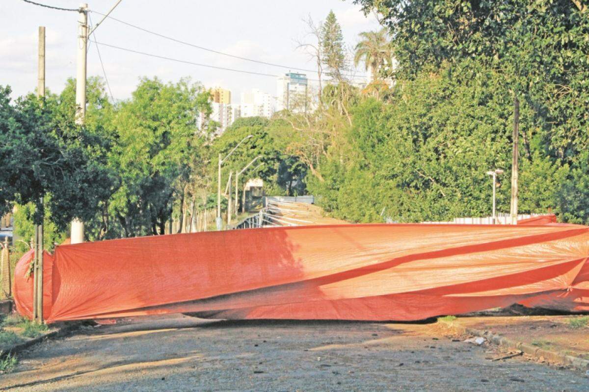 Lodo das ETAs é dispensado, provisoriamente, em bolsão na rua Benedicto Lucio Maciel