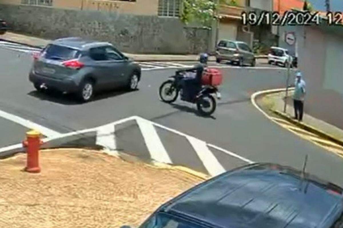 Câmeras de segurança registraram o momento em que o carro avançou o pare e atingiu a moto no Centro de Franca