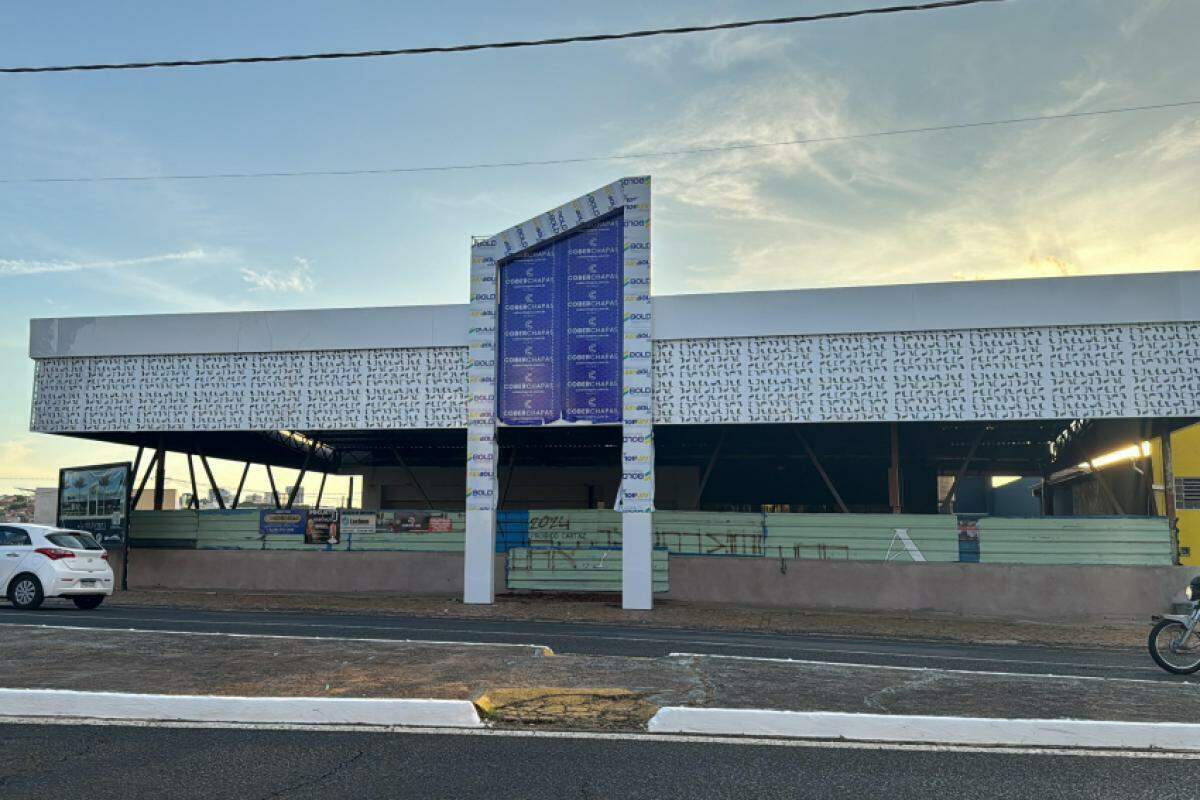 Fachada do local que está sendo preparado para receber novo restaurante, com previsão de abertura no final de janeiro