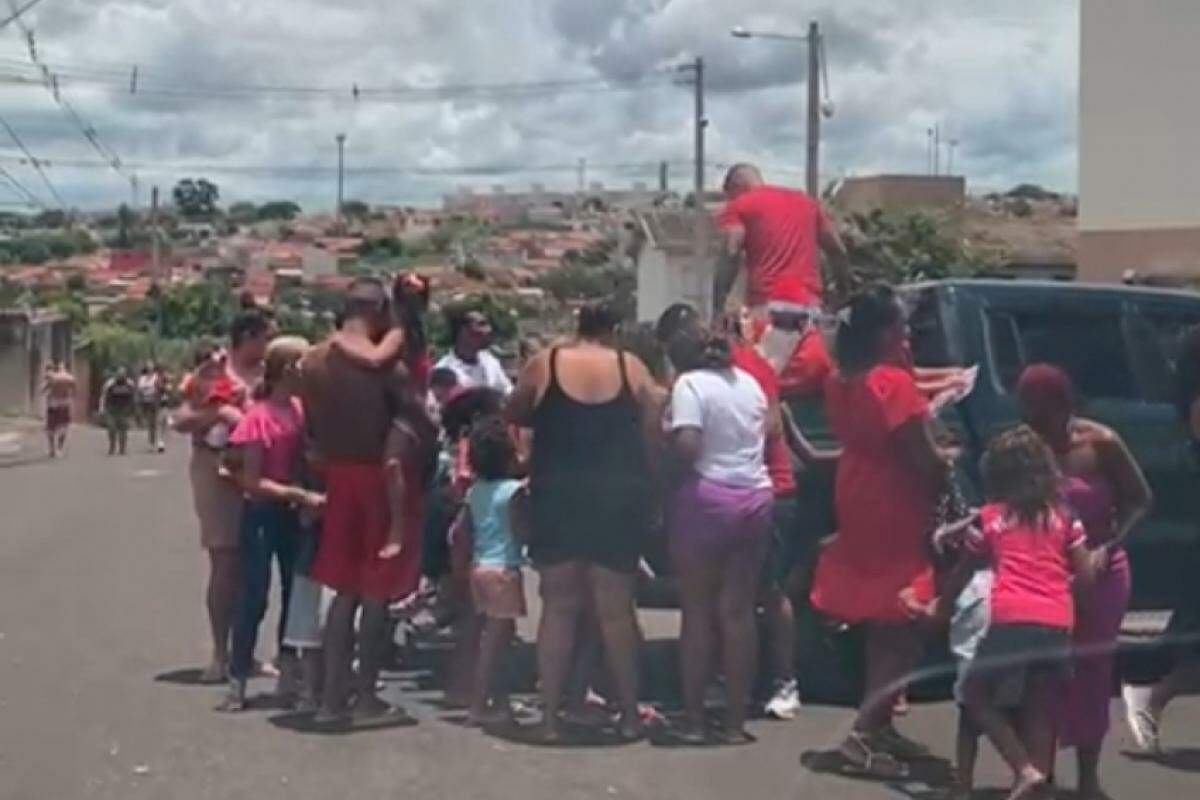 Amigos reunidos entregando presentes de Natal nos bairros Copacabana e Leporace