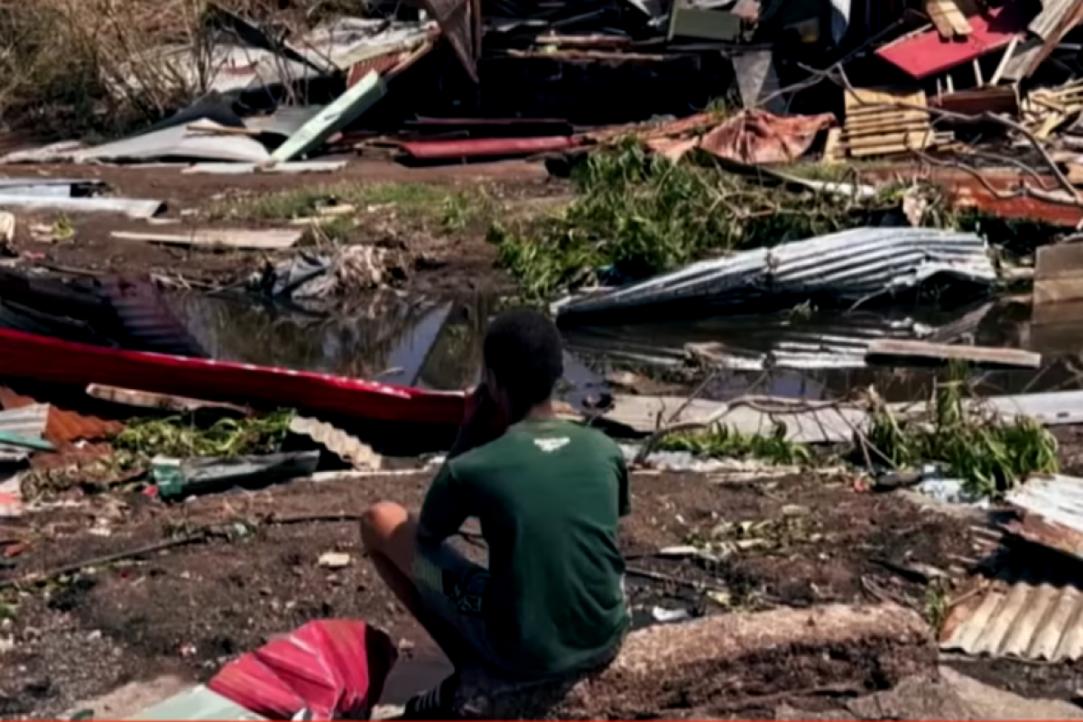 A situação é agravada pela extrema pobreza em Mayotte, onde mais de 100 mil imigrantes vivem sem documentação.