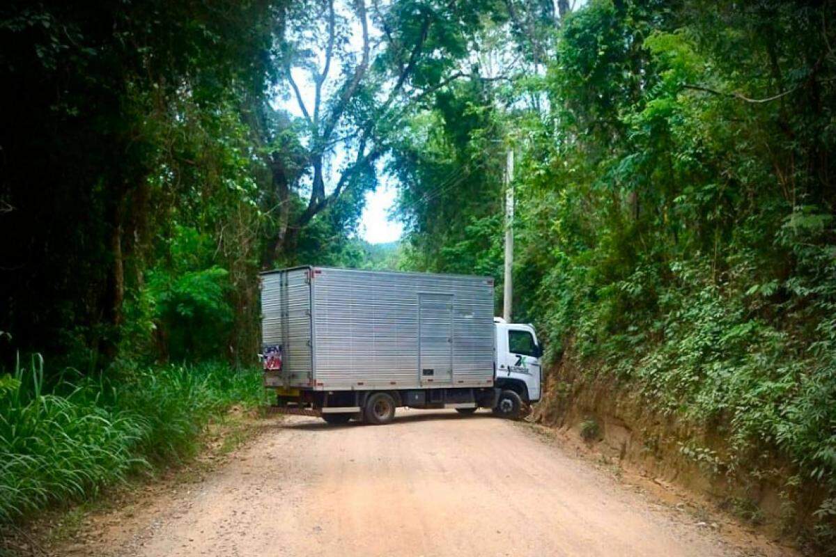 Os bandidos abandonaram o caminhão com parte da carga no Campo Verde