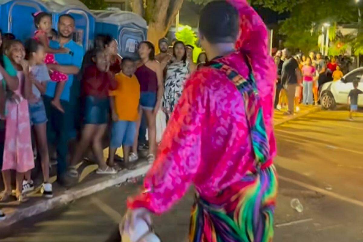 Prefeito Diego Oliveira (PSD) chegando à praça central de Passos (MG) vestido de Fofão 