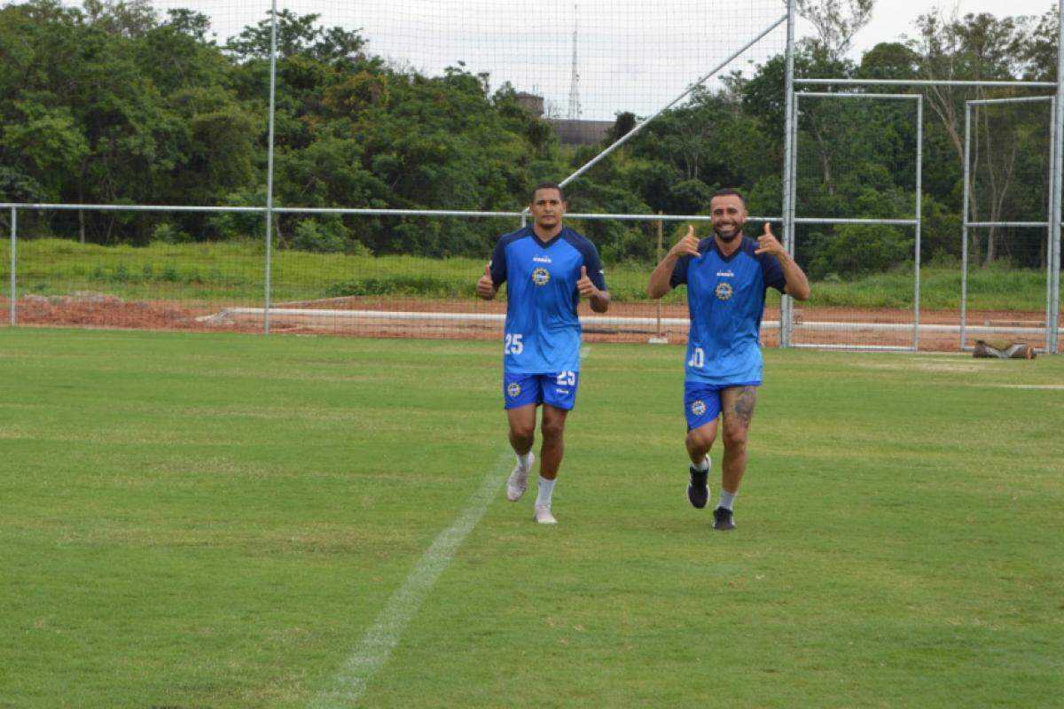 Jogadores da Águia durante treino nesta terça-feira (10)