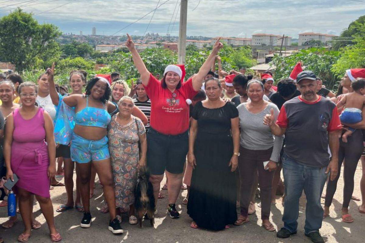 Débora Ferraz em campanha de doação de mantimentos da Diocese e Exército de Formiguinhas