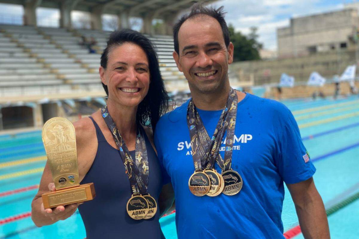 Fabíola Molina e Diogo Yabe com as medalhas ganhas